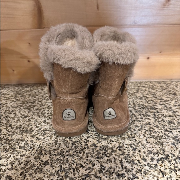 BearPaw Girls Size 2 Cozy Brown Suede Fur-Lined Boots - Picture 4 of 9